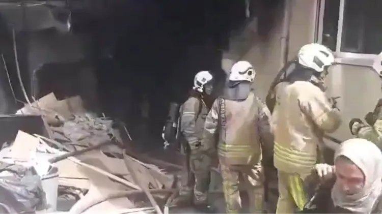 Cuerpos de bomberos se movilizaron para extinguir las llamas en el edificio. (Foto: Tomada de redes)