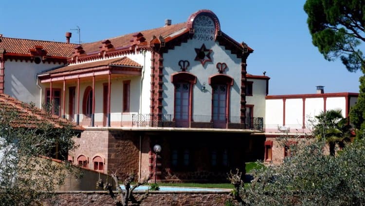 Rauw pone a la venta la casa que había comprado para Rosalía