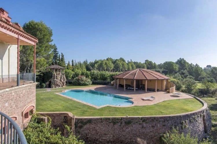 Rauw pone a la venta la casa que había comprado para Rosalía