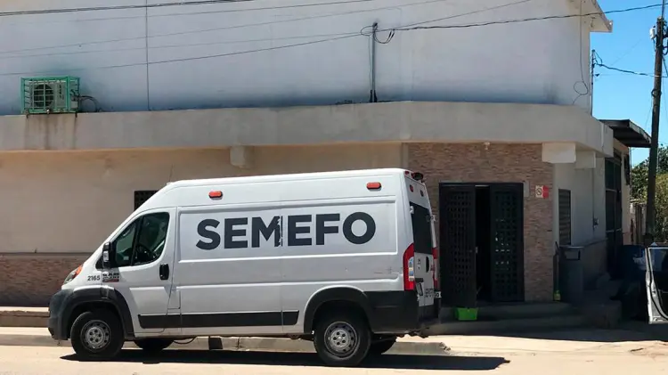 El Servicio Médico Forense acudió para retirar el cuerpo. (Foto: Jesús Ballesteros)