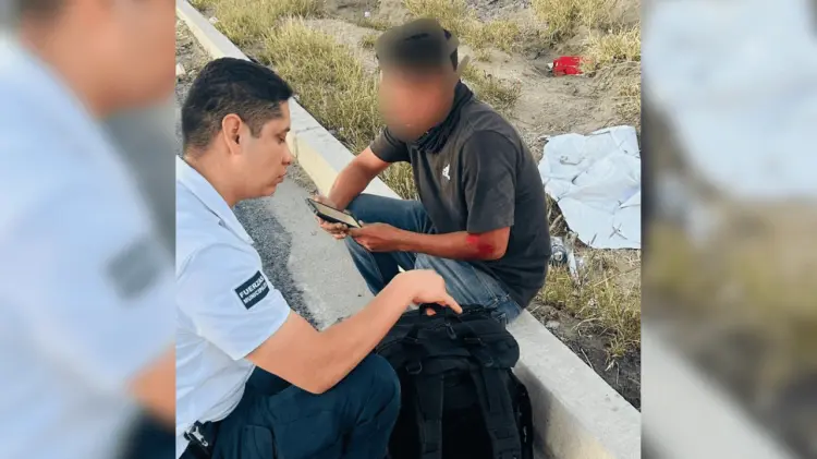 El paramédico Ismael Domínguez Corrales realizó curaciones al hombre de 34 años. (Foto: Especial)