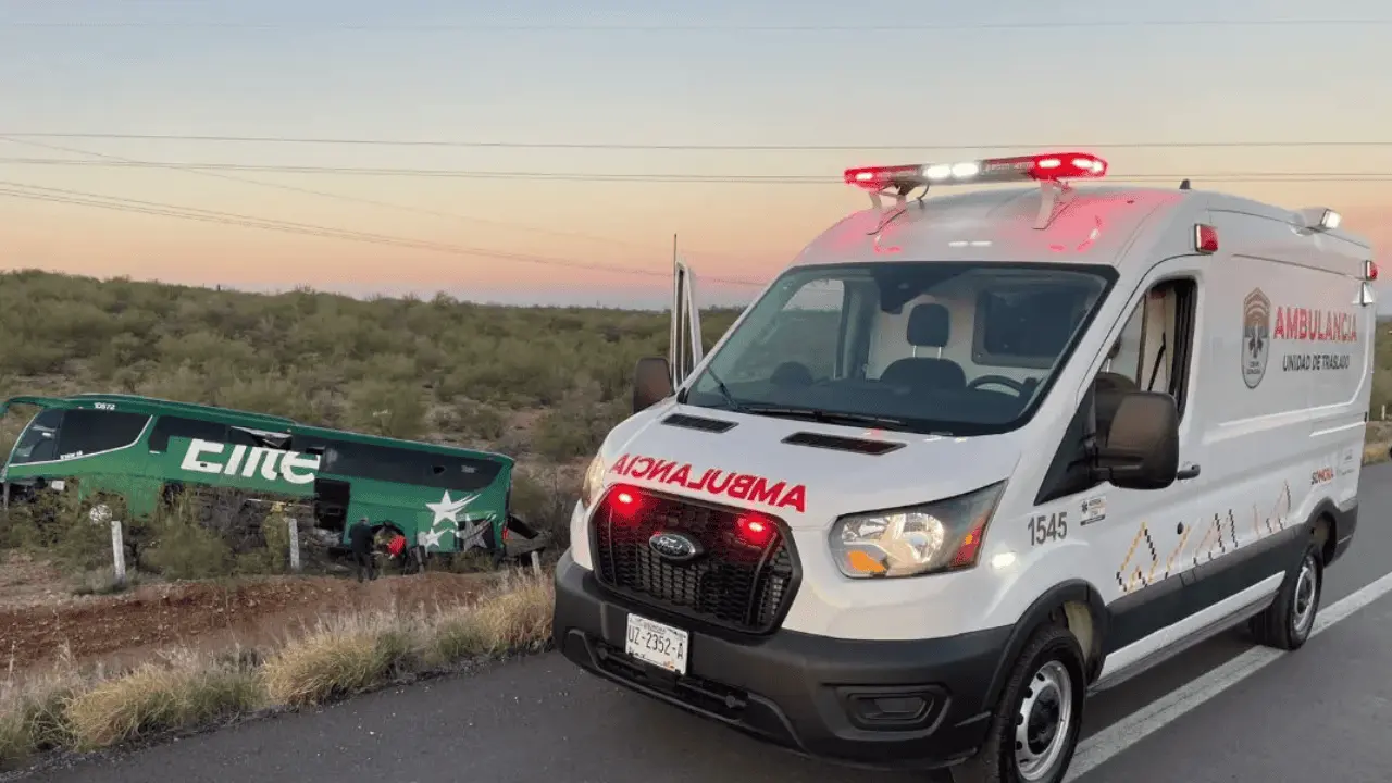 Volcamiento de autobús en carretera Santa Ana-Altar deja dos lesionados