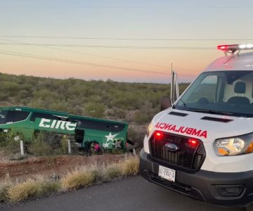 Volcamiento de autobús en carretera Santa Ana-Altar deja dos lesionados