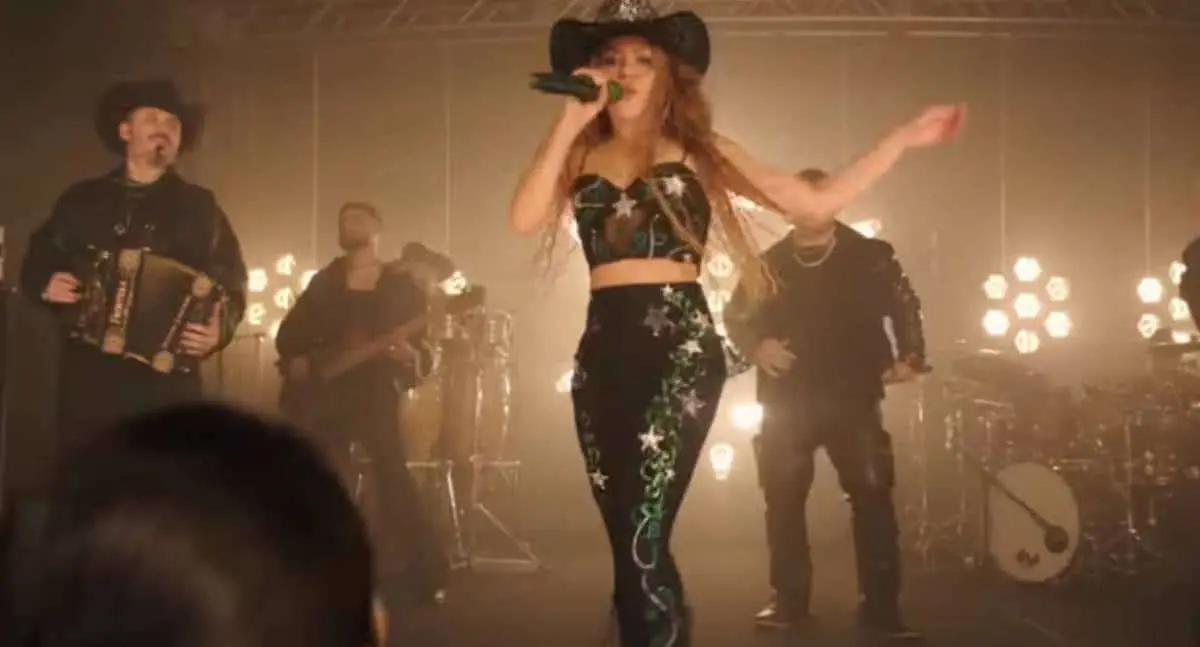 Shakira rinde homenaje a Selena en videoclip de Entre Paréntesis