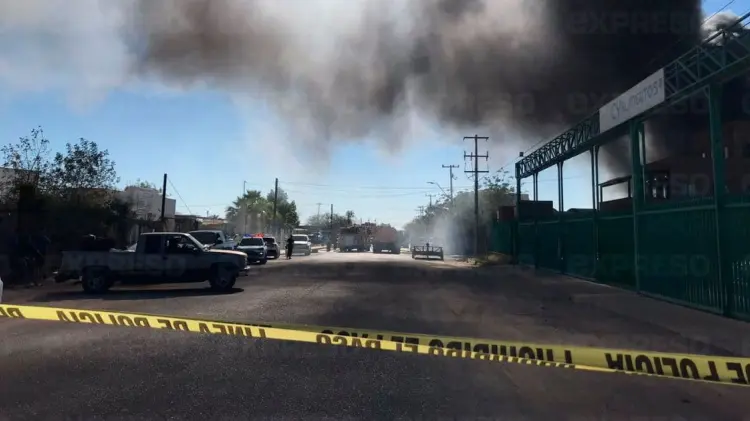 Elementos de Bomberos, Policía Estatal y Municipal arribaron al lugar. (Foto: Ramón Munguía/EXPRESO)