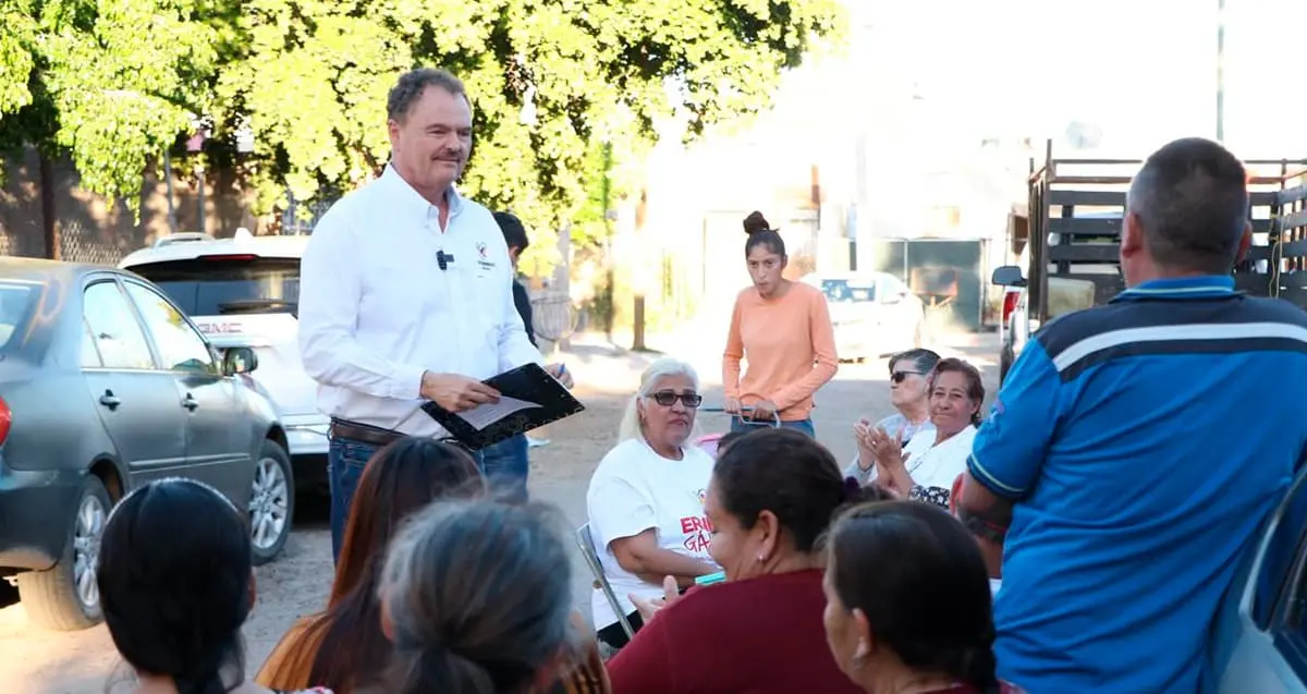 Ernesto El Borrego Gándara toma nota de necesidades en colonia Agualurca