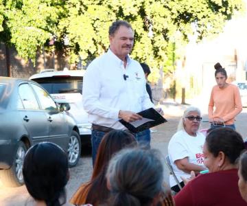 Ernesto El Borrego Gándara toma nota de necesidades en colonia Agualurca