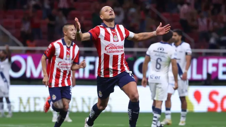 Javier Hernández anotó el primer gol para Chivas en el partido. (Foto: X/@Chivas)