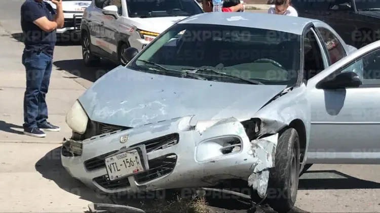 El vehículo sufrió daños en su parte frontal. (Foto: Ramón Munguía/EXPRESO)