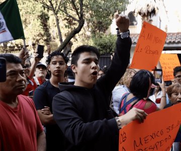 Simpatizantes de Morena se manifiestan frente a embajada de Ecuador en CDMX