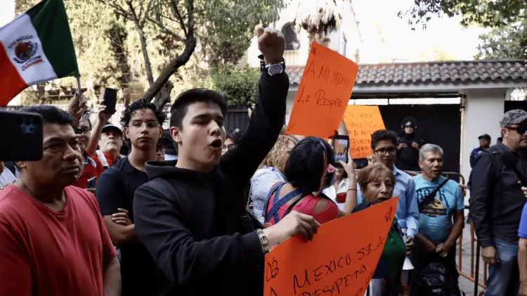 Simpatizantes de Morena se manifestaron en contra de Ecuador frente a su embajada. (Agencia Reforma)