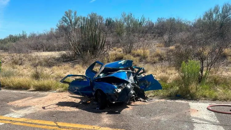 Según testigos, el vehículo azul invadía el carril contrario. (Foto: Protección Civil Sonora)