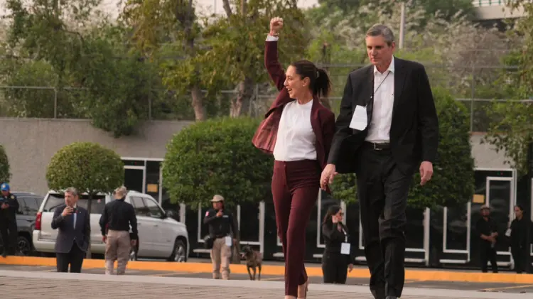 Claudia Sheinbaum llegando a la sede del INE de la mano de su esposo. (Especial / EXPRESO)