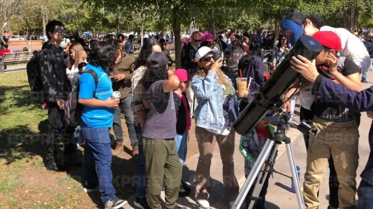 Utilizaron lentes especializados y telescopios para ver el eclipse. (Jesús Ballesteros/EXPRESO)
