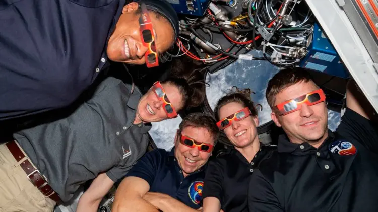 Miembros de la Estación Internacional Espacial con gafas de eclipse. (Especial / EXPRESO)