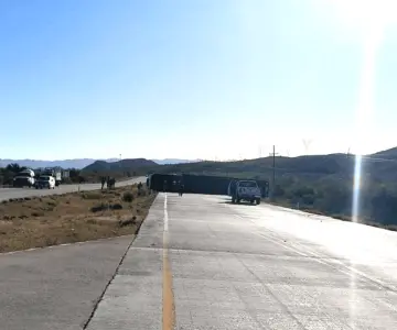 Alerta CEPC por accidente de tractocamión en carretera Santa Ana-Magdalena