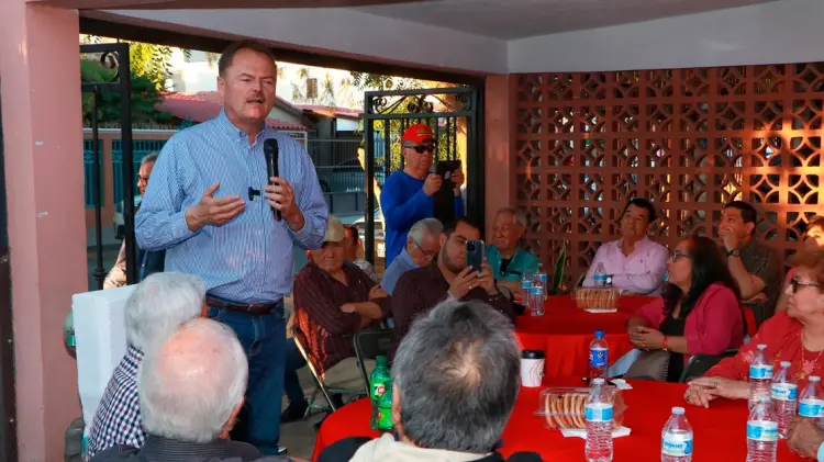 Ernesto El Borrego Gándara en reunión con vecinos del Paseo del Sol. (Foto: Cortesía)