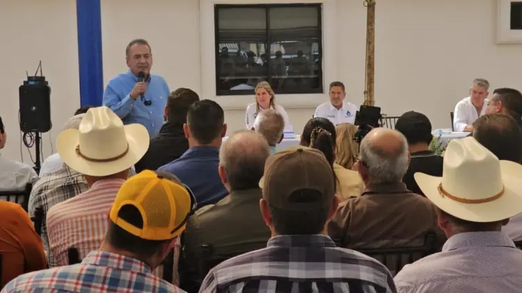 Manlio Fabio Beltrones se reunió usuarios del Distrito de Riego del Río Mayo. (Foto: Cortesía)