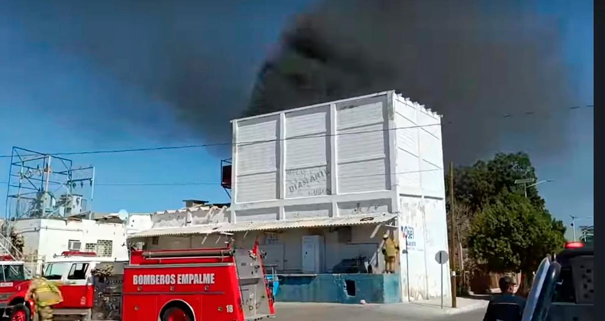 Rescatan a empleado de incendio en hielería de Empalme
