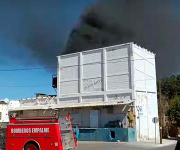 Rescatan a empleado de incendio en hielería de Empalme