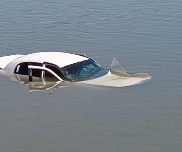 Cae auto del Puente Douglas; un hombre resultó lesionado