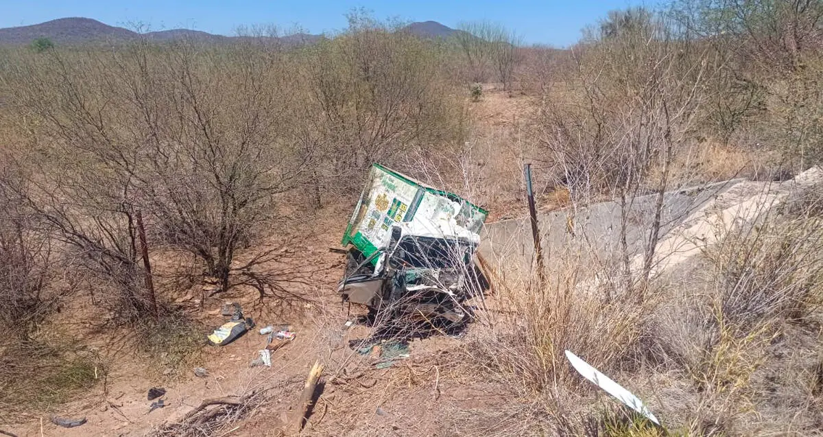 Fatal accidente automovilístico en carretera deja un muerto y un lesionado