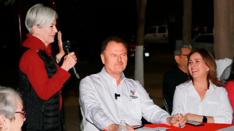 Ernesto Gándara en reunión con vecinos de los Valles. (Foto: Cortesía)
