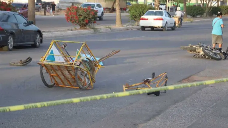 Elementos de Policía Municipal y Cruz Roja arribaron al lugar. (Foto: Ramón Munguía/EXPRESO)
