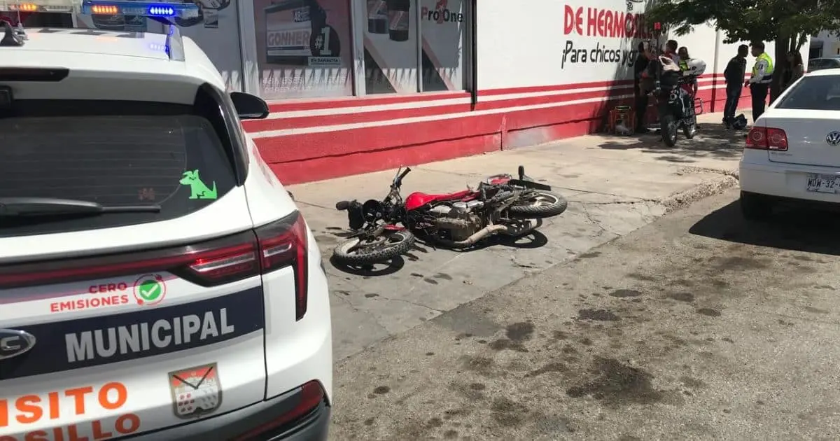 Motociclista y sedan sufren choque en colonia Balderrama