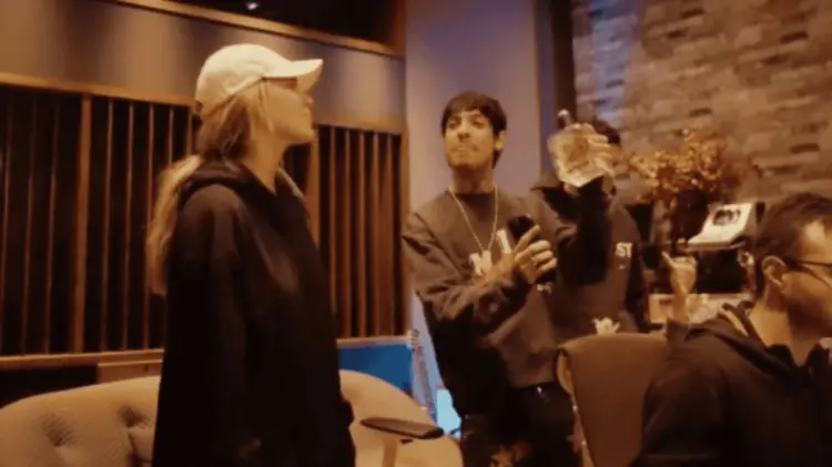 Ambos celebran tomando de una botella de tequila. (Foto: Especial / EXPRESO)