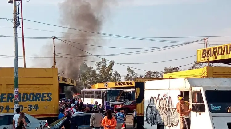 El helicóptero cayó en un predio de resguardo de autobuses en la alcaldía. (Foto: Tomada de redes)