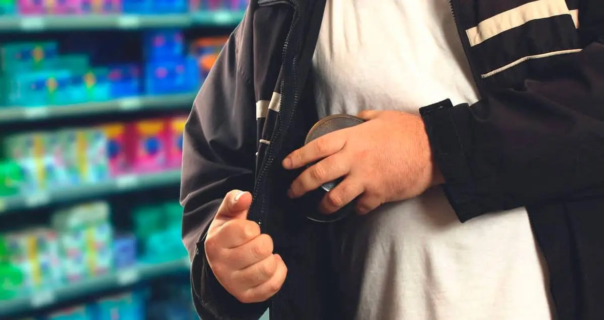 Detienen a hombre por robo en supermercado