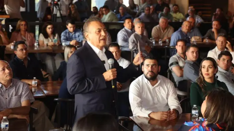 Manlio Fabio Beltrones se reunió con abogados y exmagistrados del poder judicial. (Foto: Cortesía)