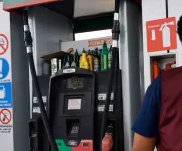 Profeco explica por qué debes cargar gasolina por litros y no por pesos