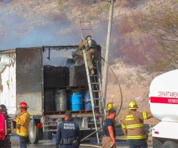 Combaten incendio de tráiler cerca del vertedor de la presa en Hermosillo