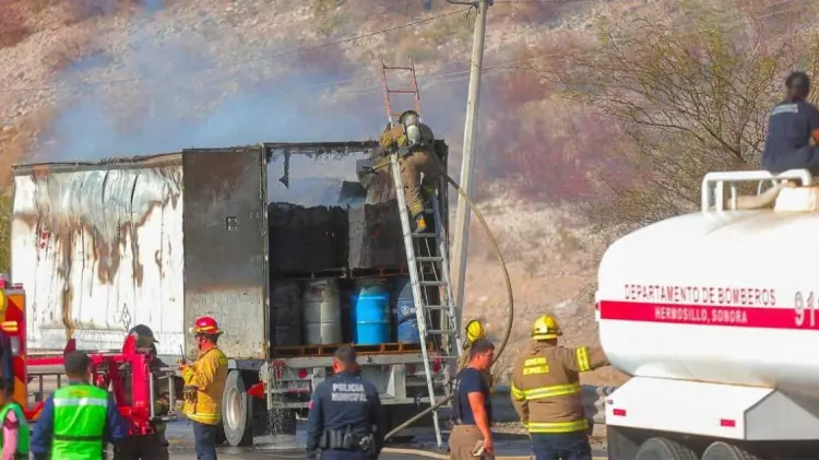 Elementos de Bomberos acudieron a sofocar el fuego. (Foto: Cristian Ruiz/EXPRESO)