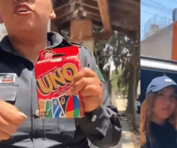 Policías intentan detener a jóvenes por jugar Uno en la vía pública