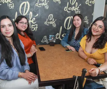 Disfrutan en compañía en Café 57