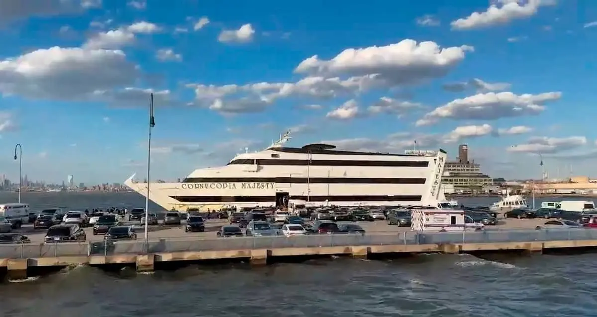 Apuñalan a pasajeros en barco atracado en Brooklyn, Nueva York