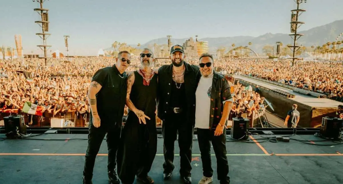 Molotov sube al escenario con Carin León en Coachella