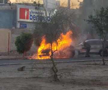 Auto se prende en llamas sobre el bulevar Morelos