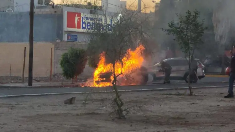 Se desconoce el origen del incendio que arrasó con el vehículo. (Foto: Cortesía)