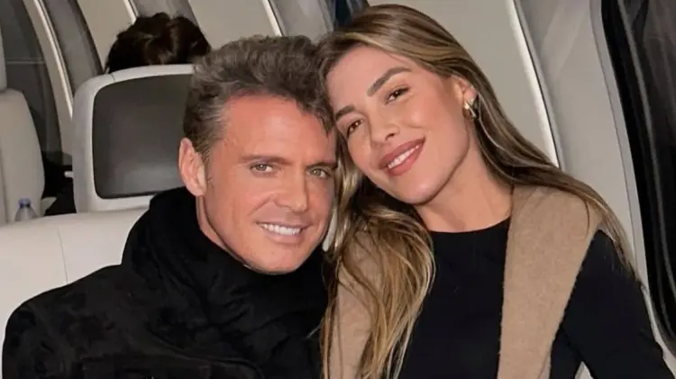 Padre e hija se ven sonrientes en lo que parece ser el jet privado del cantante. (@michellesalasb)