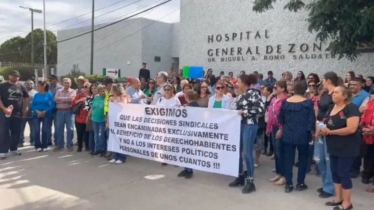 Derechohabientes se manifestaron afuera del Hospital General en Nacozari de García (Captura de video)
