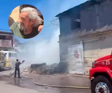 Rescatan a adulto mayor discapacitado de intenso incendio