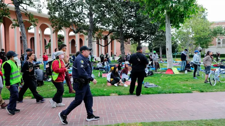 Los estudiantes ocuparon el Alumni Park de la USC. (Especial / EXPRESO)
