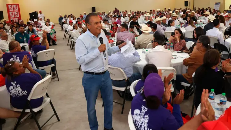 Beltrones en reunión con simpatizantes de 12 municipios de la sierra alta. (Foto: Cortesía)