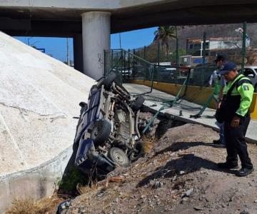 Auto cae del puente Miramar en Guaymas; conductor termina en el hospital