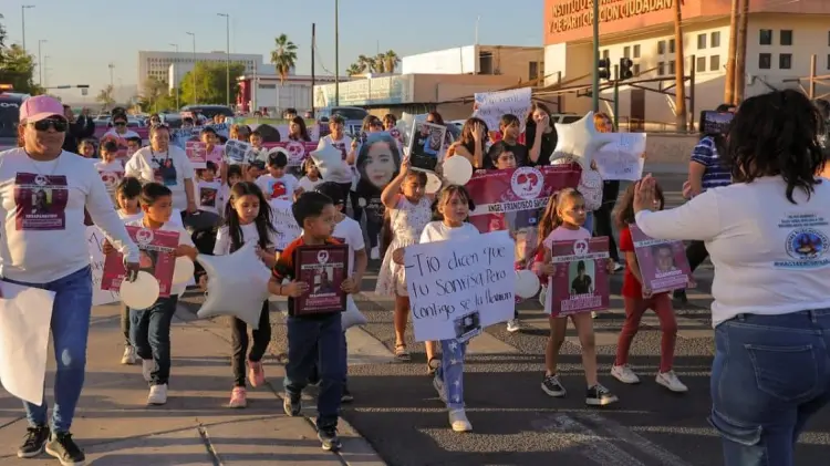La manifestación se desplazó de la plaza Emiliana de Zubelía hasta Catedral. (Cristian Ruiz/EXPRESO)