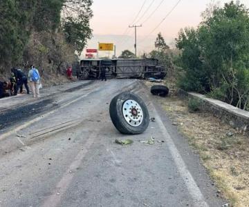 Vuelca camión de peregrinos en carretera Capulín-Chalma; reportan 14 muertos